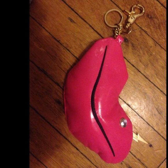 Betseyville  Lip Key Chain opens to a Shopper bag