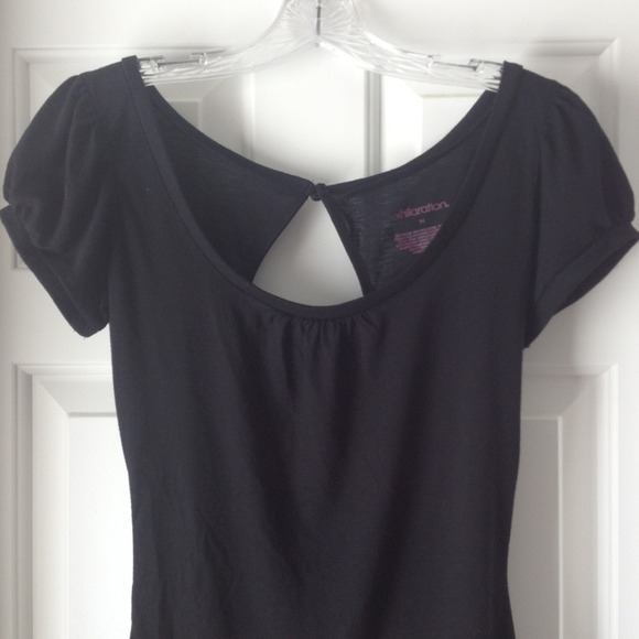 NWOT! Black Top With Cutout in Back - Picture 4 of 4