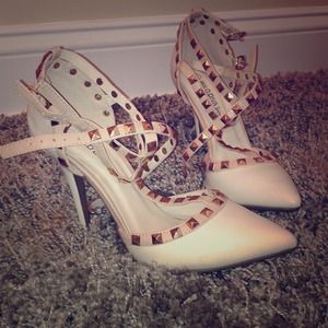 Similar to Valentino Rockstud pump!