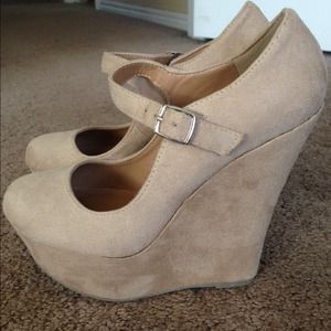 💜Beige suede wedges💜