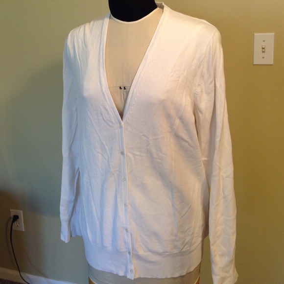 Fine knit long sleeve white hip length cardigan