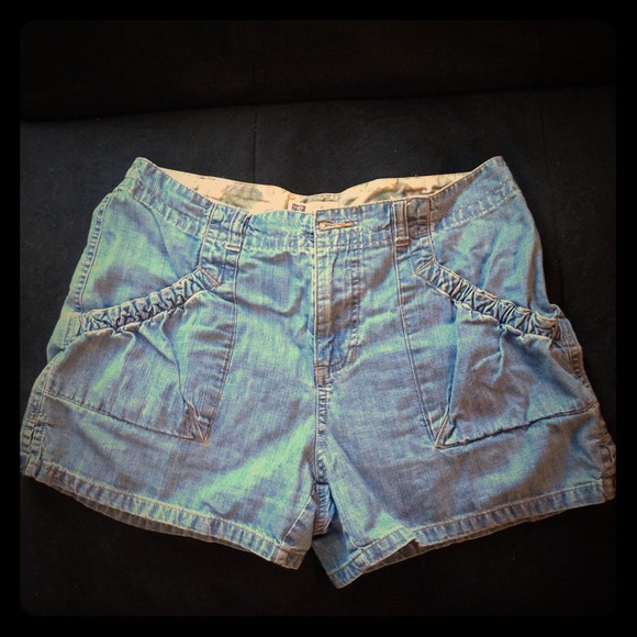 Cute light wash jean shorts!❤️ - Picture 1 of 3