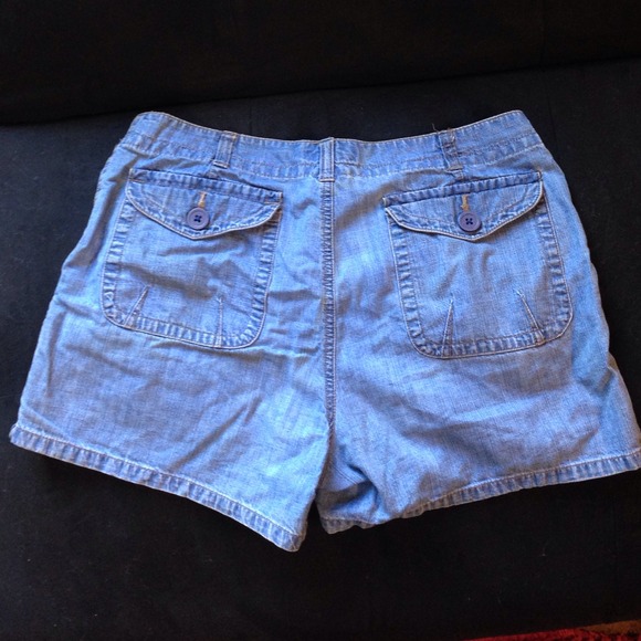 Cute light wash jean shorts!❤️ - Picture 2 of 3