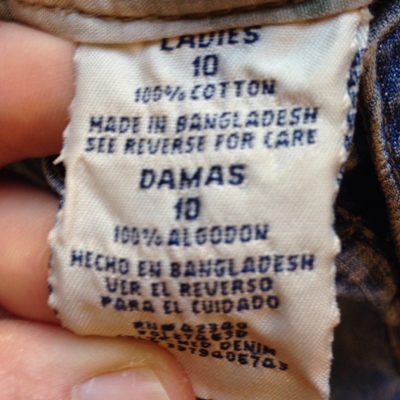 Cute light wash jean shorts!❤️ - Picture 3 of 3