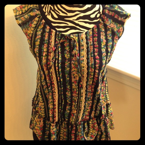 📚 2/$12 Fire Los Angeles Floral Top