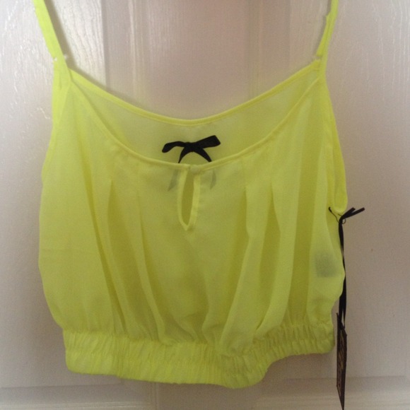 Neon yellow workout crop top🍋