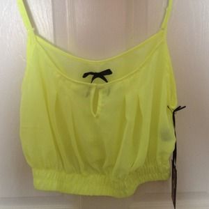 Neon yellow workout crop top🍋