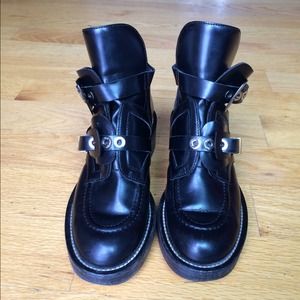 balenciaga cut out boots cena