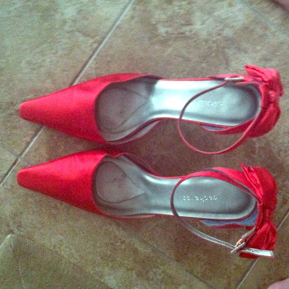 Ruby red dress shoes, 3 1/2" heel. Cute bow!