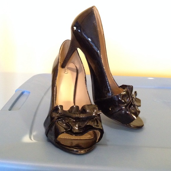 Black peep toe heels w/ ruffle & now detail