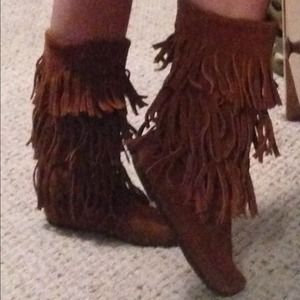 Minnetonka Calf Hi 3-Layer Fringe Boot
