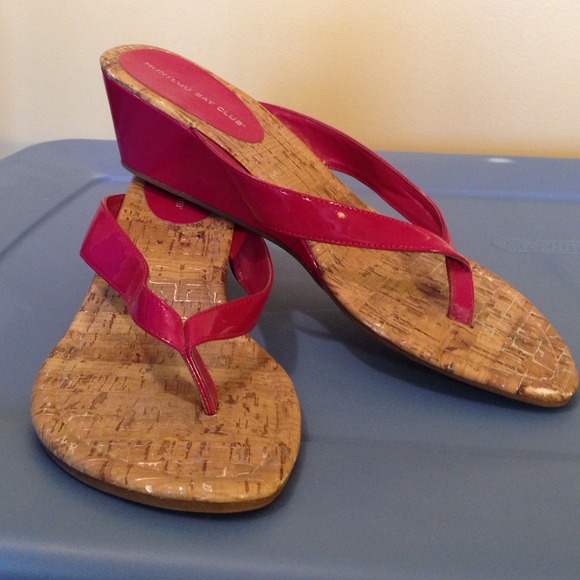 Hot pink strappy toe wedges patent