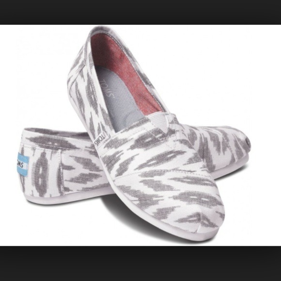 NEOT white and gray ikat Toms