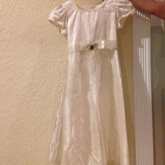 Little girls dress.. Ivory color.. Size 8