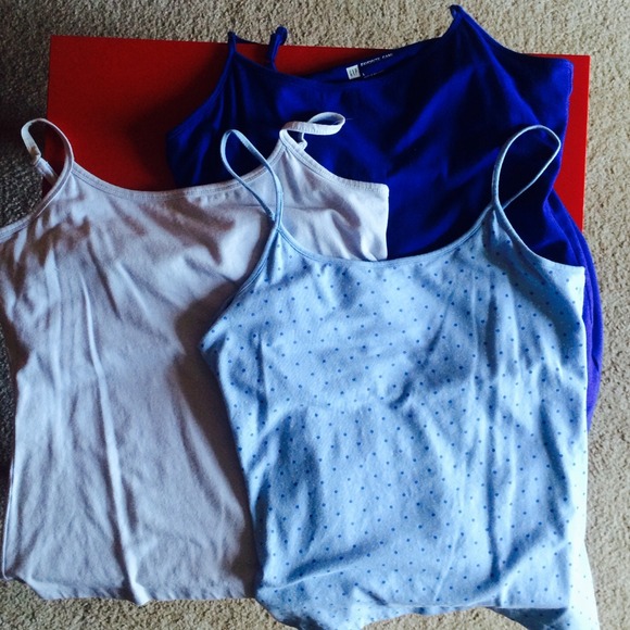 🚫🚫SOLD🚫🚫💙Bundle of 3 gap tank tops..