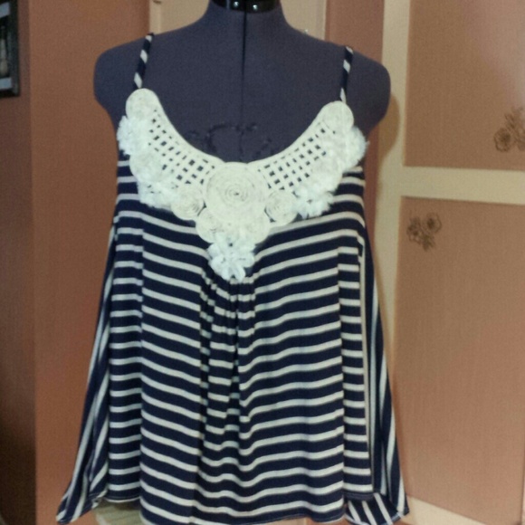 Navy blue striped top w/beige appliqu?.