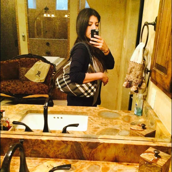 💢NO LONGER AVAILABLE 💢 Burberry limited edition - Picture 3 of 4