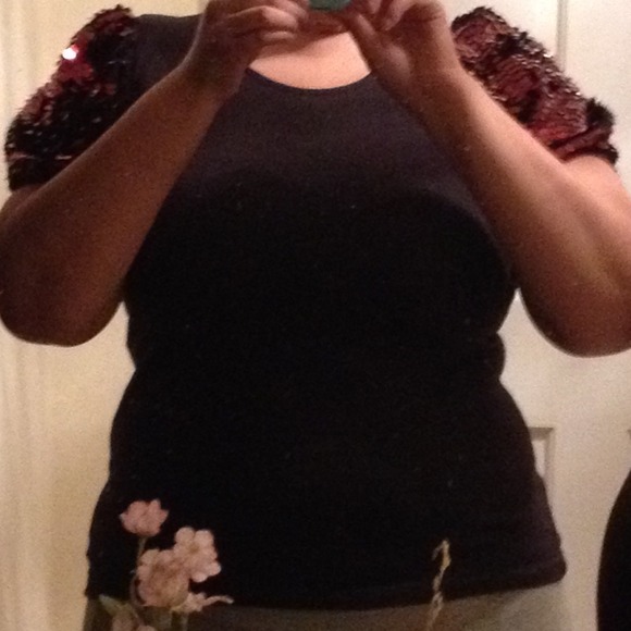 Red Sequence sleeves, Black T shirt. - Picture 3 of 3