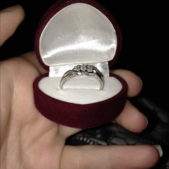 Diamond ring - Picture 2 of 3