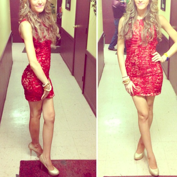 Dresses & Skirts - Red scrunched lace dress