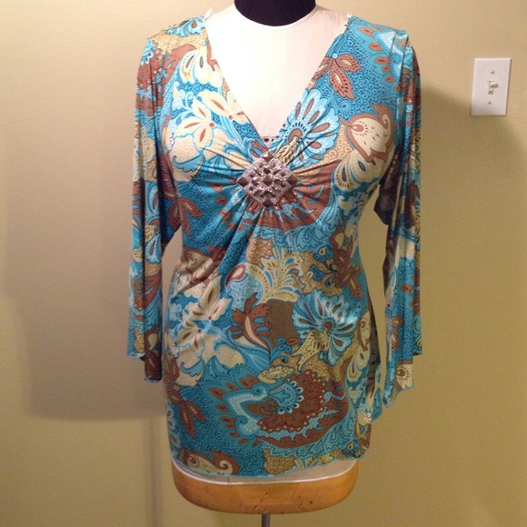 Brown & aqua v-neck medallion detail