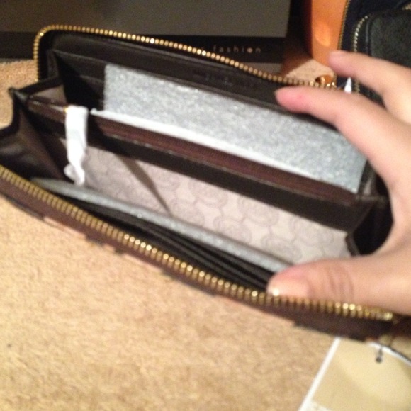 Authentic Michael Kors Wallet - Picture 2 of 4