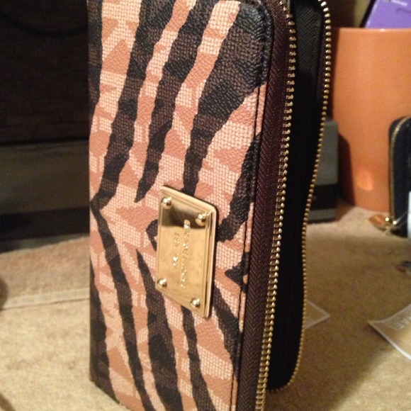 Authentic Michael Kors Wallet - Picture 3 of 4