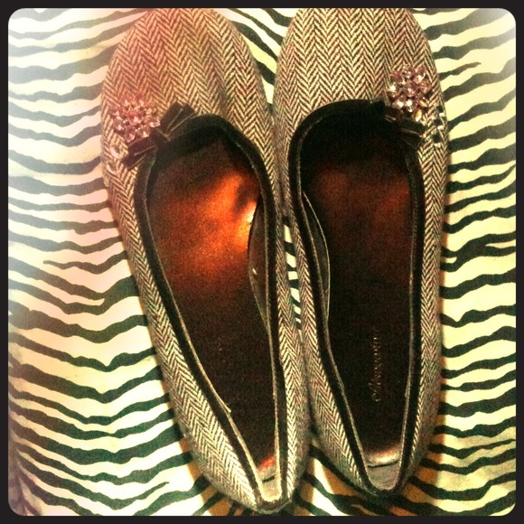 Maroon Aeropostale slip on