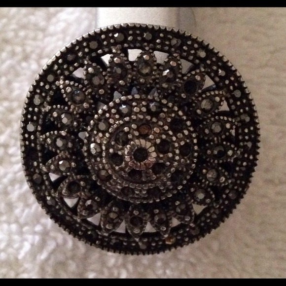 SILVER RING WITH STONES - Picture 2 of 3