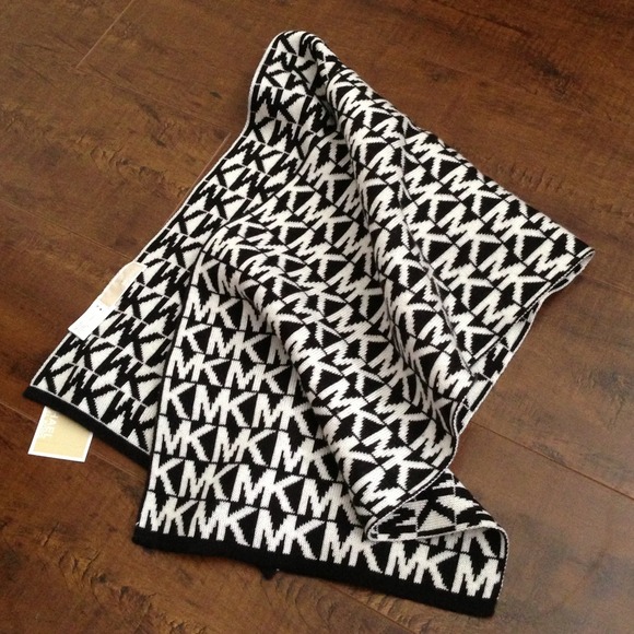SOLD Michael Kors Logo Knit Scarf - Picture 3 of 3
