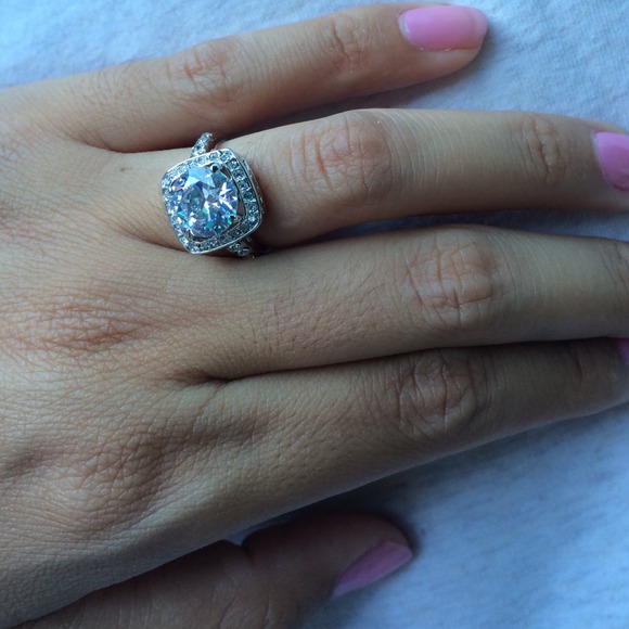 Jewelry - Weekend sale Stunning 18K GP engagement ring 6💕