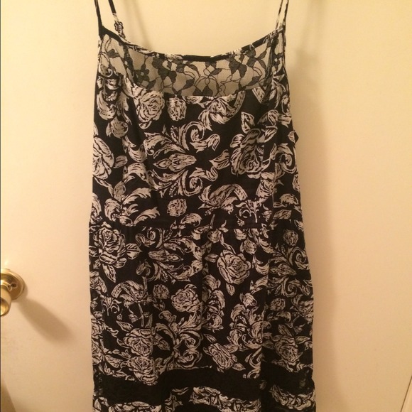 ❌Sold❌ Floral hi-low dress - Picture 2 of 4
