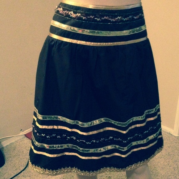 Gorgeousbrownskirtwithbeautifulgoldsequence. - Picture 2 of 3