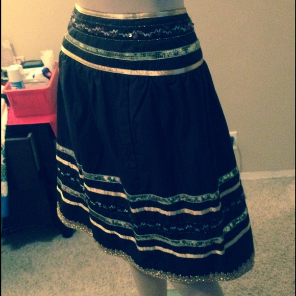 Gorgeousbrownskirtwithbeautifulgoldsequence. - Picture 3 of 3