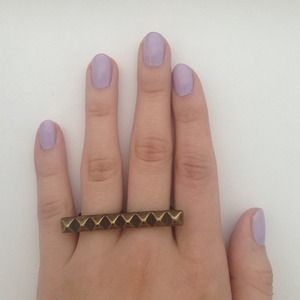 Double finger ring with brass colored spikes