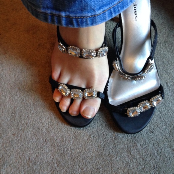 Delicious 3 1/2 " heels size 8 slip on