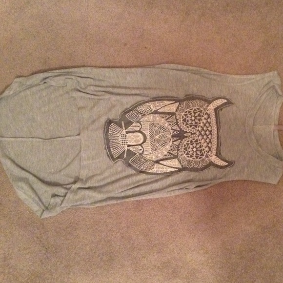 High-low gray shirt with lace owl design