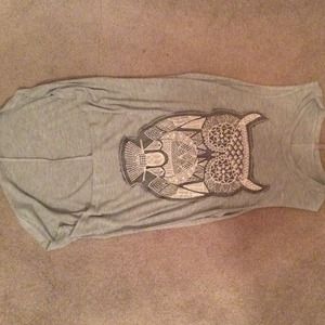 High-low gray shirt with lace owl design