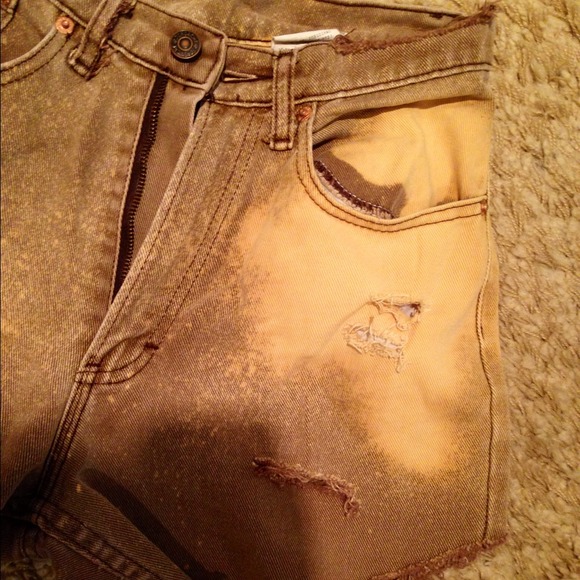 SOLD-🌞PRICE REDUCED🌞Distressed high waist shorts - Picture 4 of 4