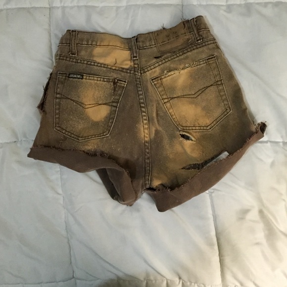 SOLD-🌞PRICE REDUCED🌞Distressed high waist shorts - Picture 2 of 4