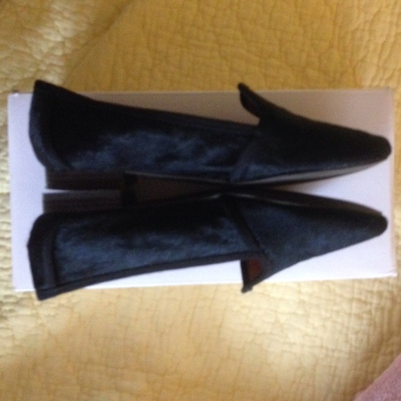 Banana Republic Braxton Flat in Black Hair - Picture 2 of 4