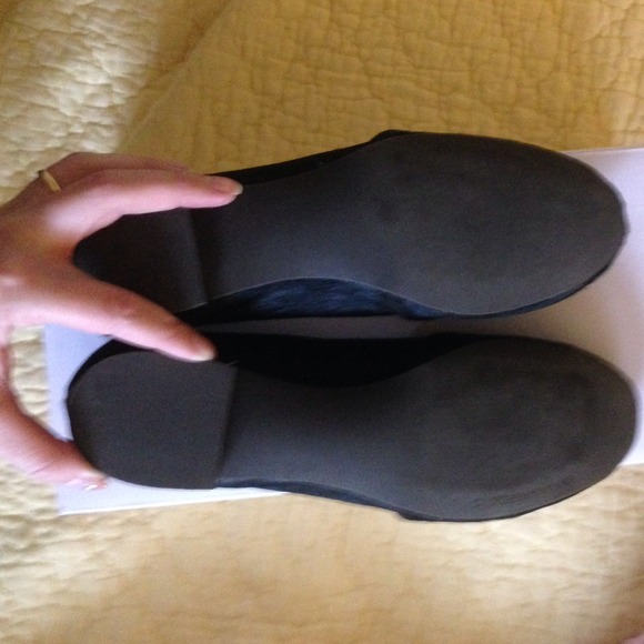 Banana Republic Braxton Flat in Black Hair - Picture 3 of 4