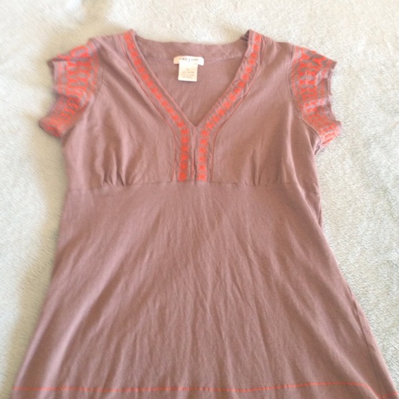 ✂️Top with orange embroidery in size Large