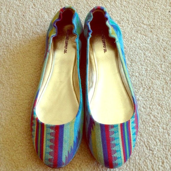 Aztec print flats Brand New