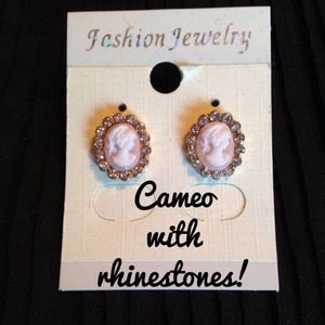 Cameo studs🎀