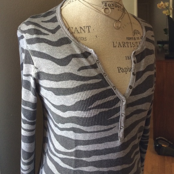 Dark and light gray thermal top