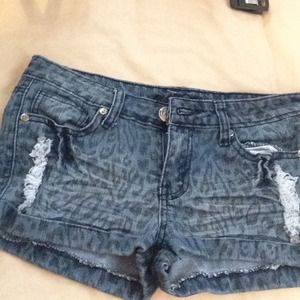 Leopard print distressed shorts. 🐆