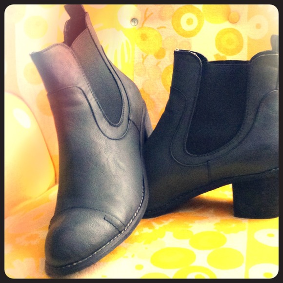 Black Chelsea boots