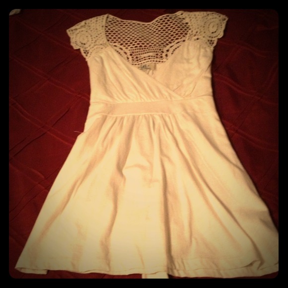 New w/o tags: V-Neck off white top with back tie