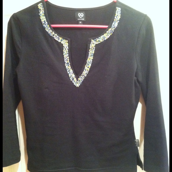 PRICE DROP🌹XOXO V Neck Shirt W/ Beaded Outline - Picture 3 of 4